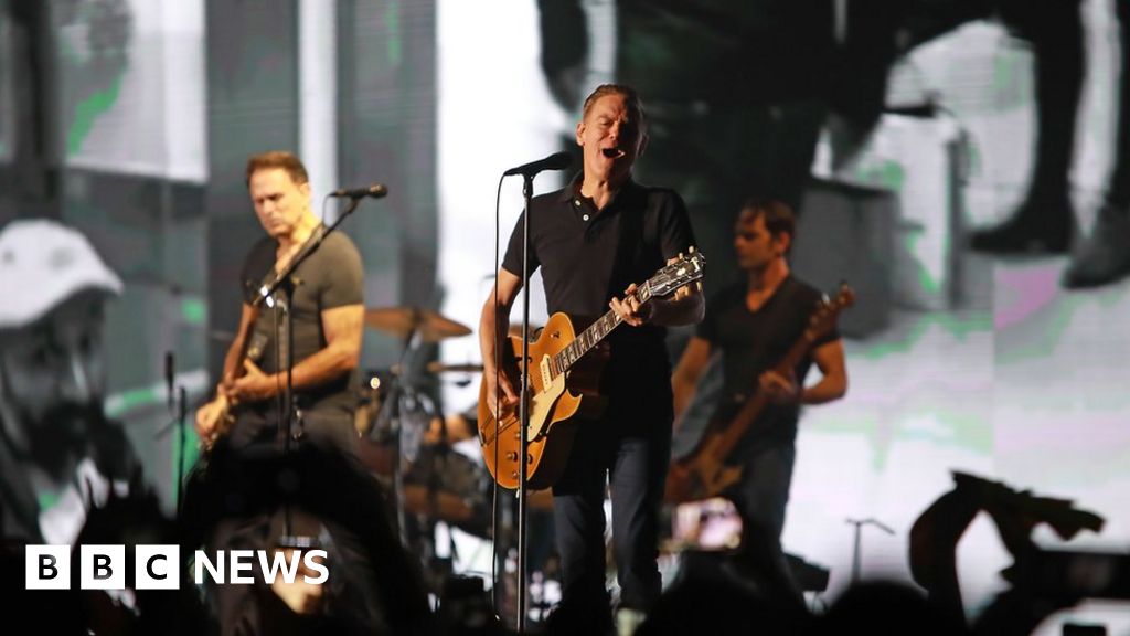 Bryan Adams photographs Delhi gig pollution