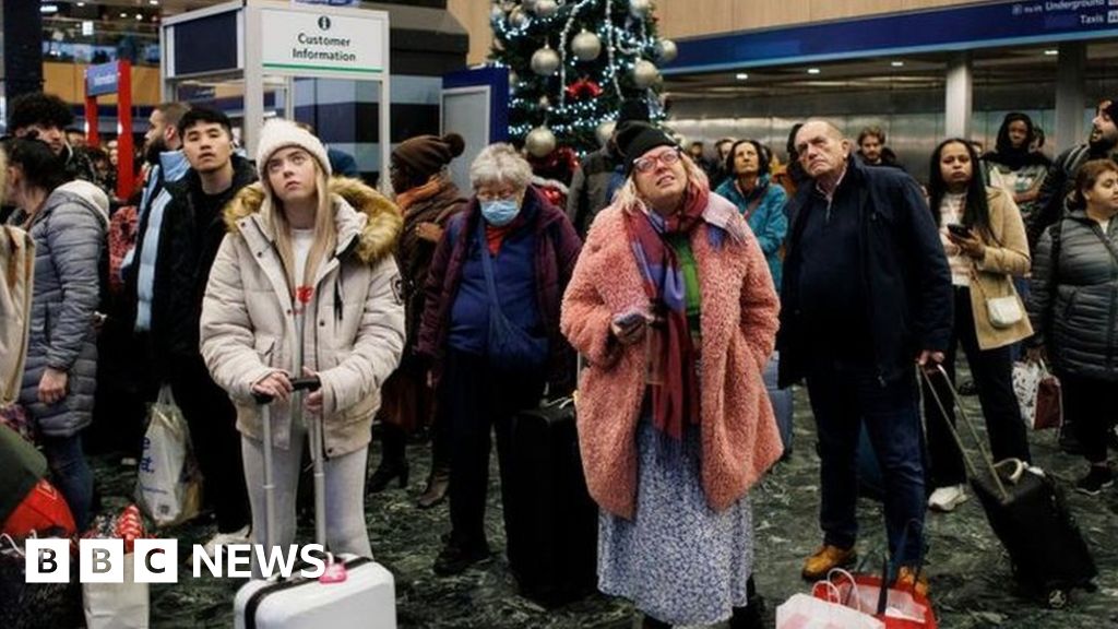 Путешествия по Великобритании: миллионы людей переезжают на автомобильный и железнодорожный транспорт перед Рождеством