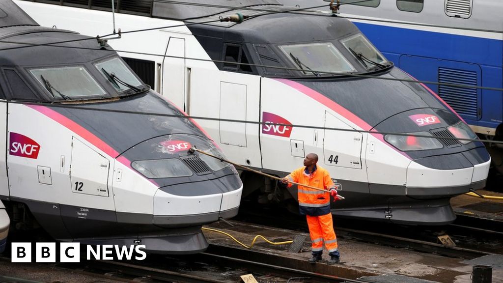 France labour dispute: Hollande digs in as rail strike begins - BBC News