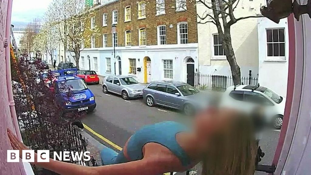 Instagram: Posing influencers damage Notting Hill home - BBC News