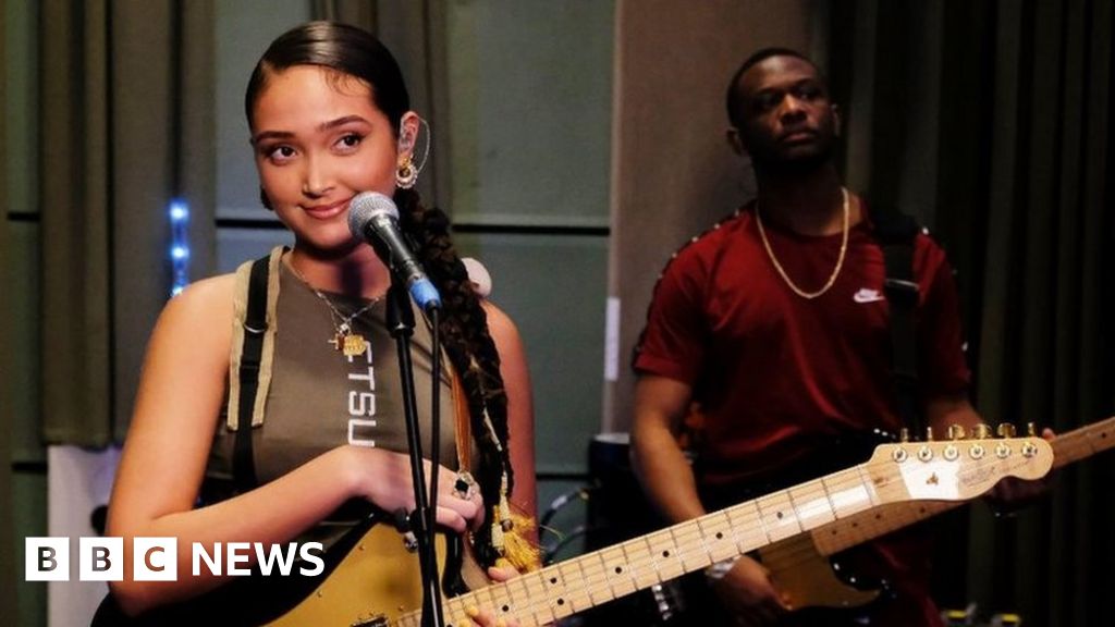 Joy Crookes: Not enough women nominated for Brits - BBC News