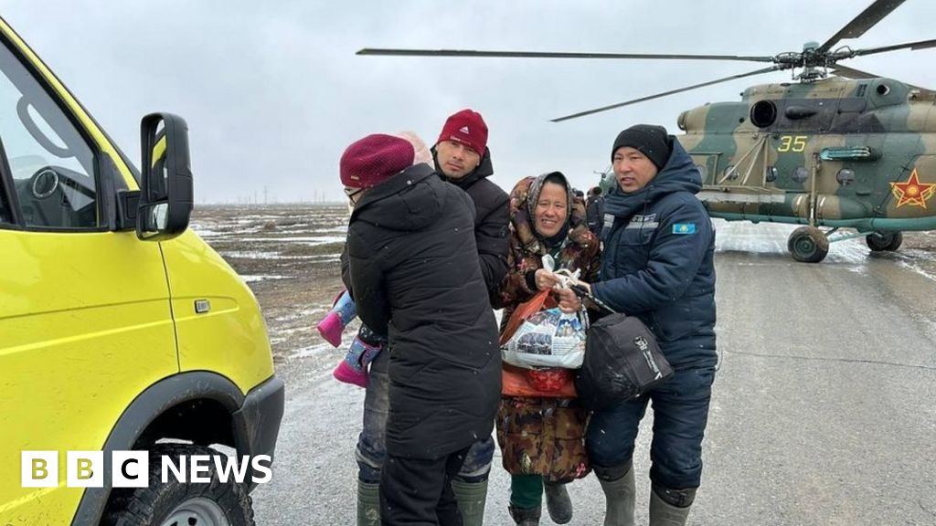 Десетки хиляди хора са били евакуирани от 10 северни региона