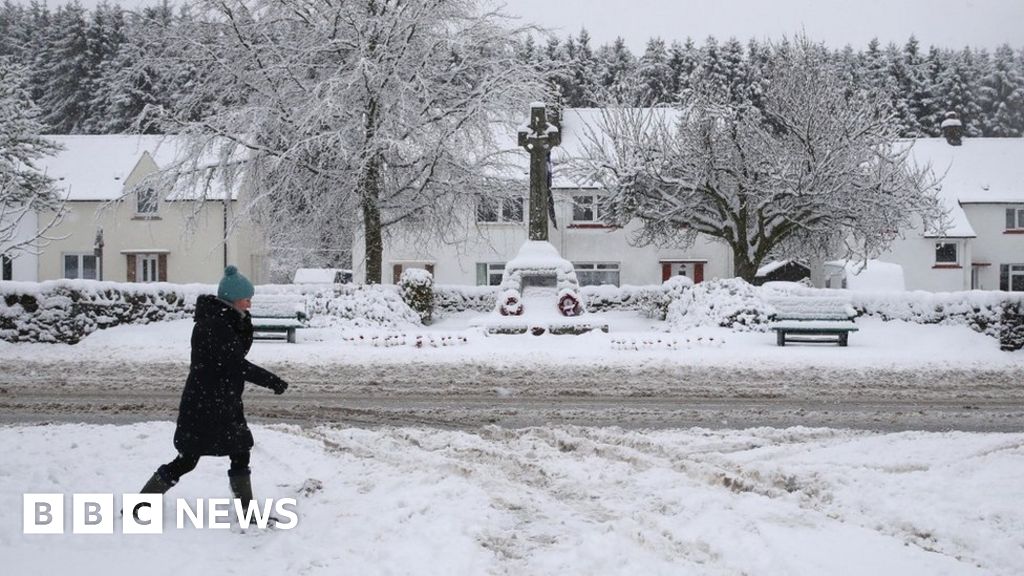 Heavy snow causes widespread disruption in Scotland - BBC News