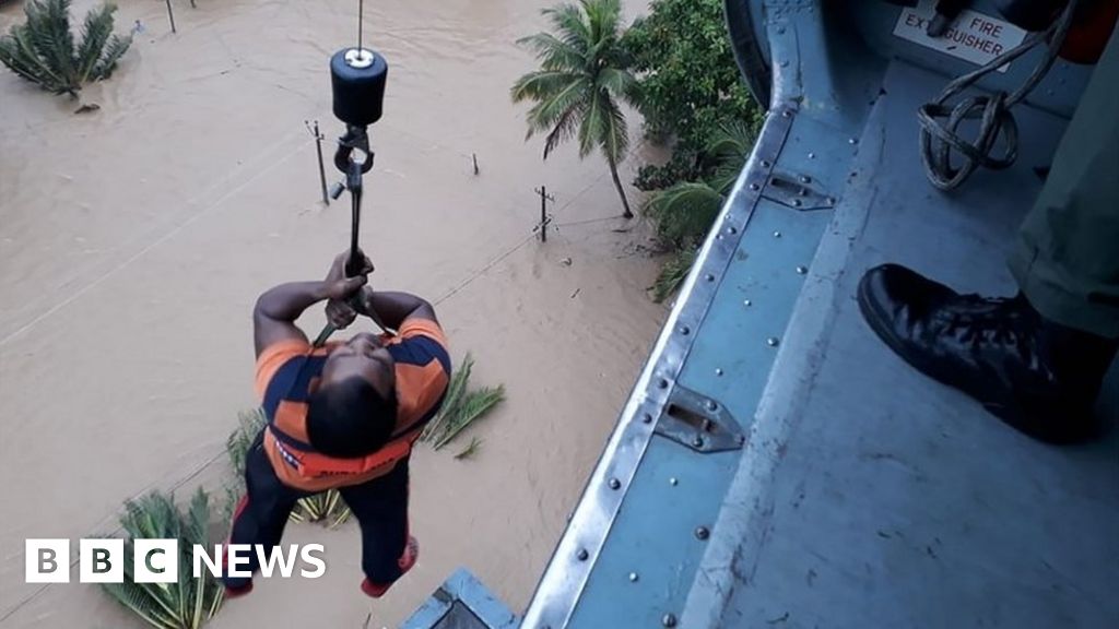 Kerala Floods: Troops Rush In To Help Rescue Efforts - BBC News