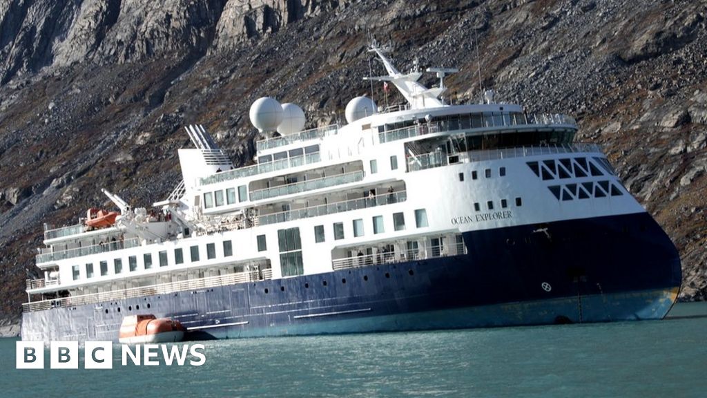 格陵兰岛游轮陷入泥泞三天后被拖走