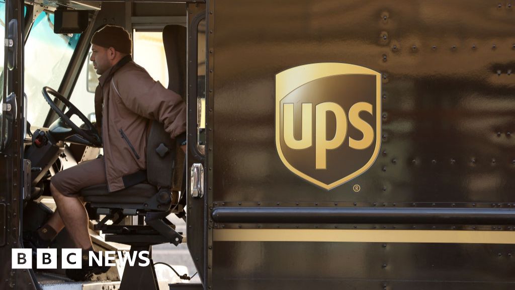 Доставка на колети фирмата UPS заяви че ще съкрати 12