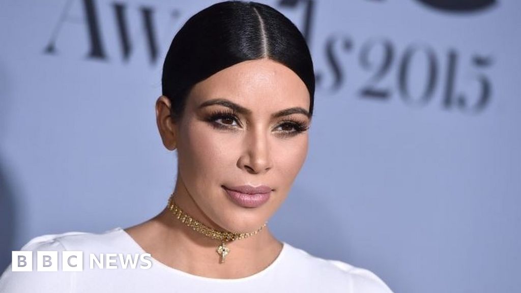 20 Photos Of Kim Kardashians Most Scandalous Selfies 