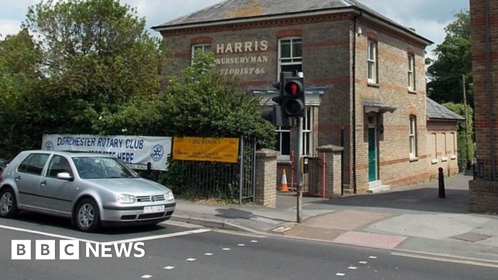 Dorchester road turning ban as traffic scheme approved BBC News