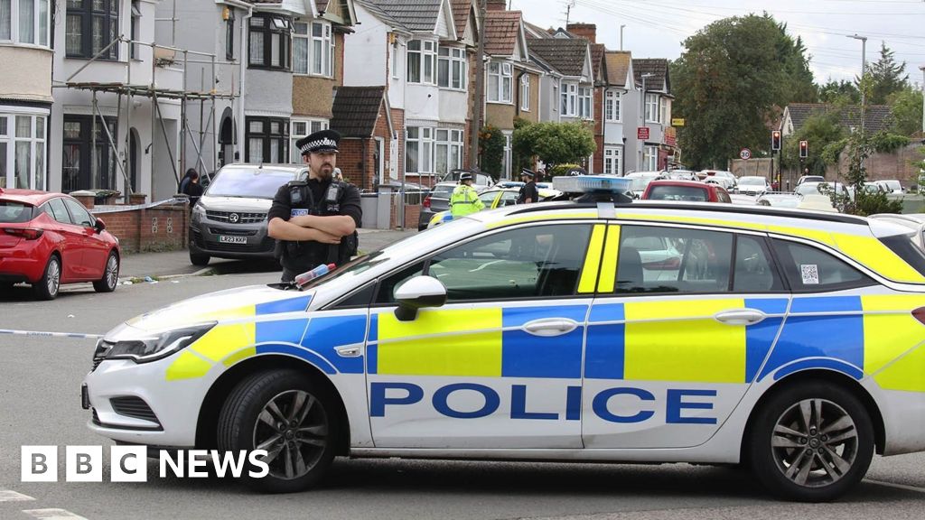Luton stabbing Boy, 16, dead and three teenagers arrested BBC News