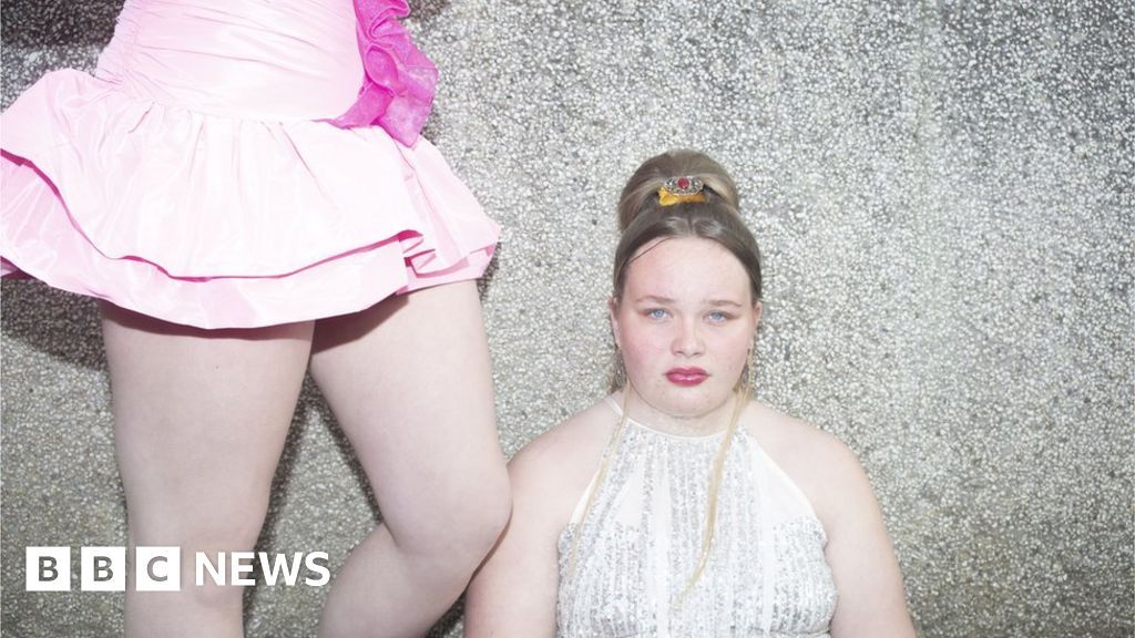 Photographer says she shows reality for young Cornish women - BBC