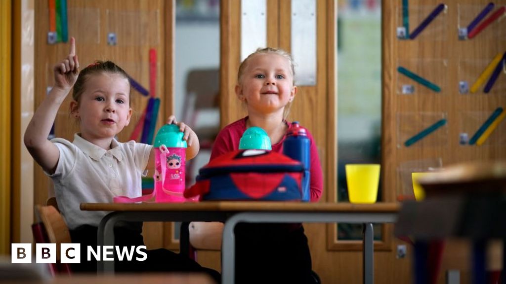 Coronavirus: Plan dropped for all primary pupils back in school thumbnail