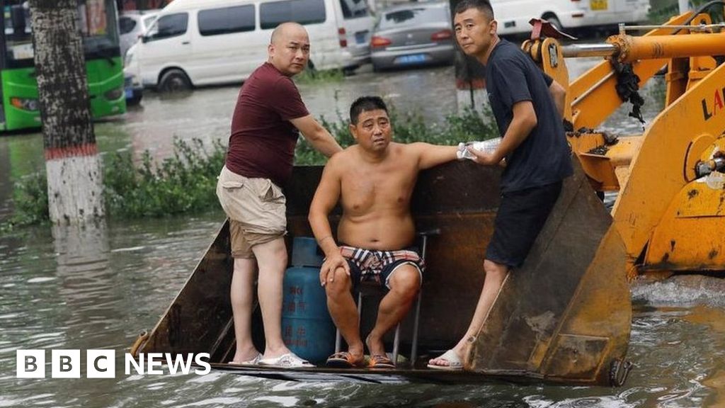 Тайфун Доксури: Тревожни снимки показват наводнения в Китай, Филипините