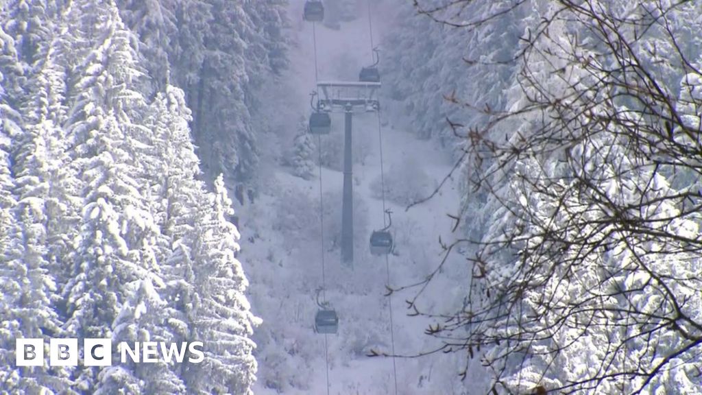 Austrian ski gondola crashes in Hochoetz injuring four