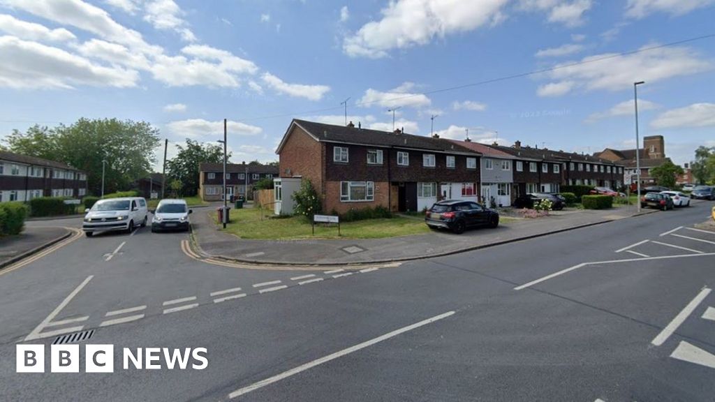 Reading: Teenager arrested after two men stabbed