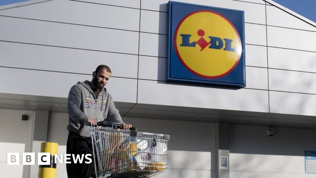 geweer Verkeersopstopping niet verwant Lidl to ramp up UK store openings with 1,100 stores by 2025 - BBC News