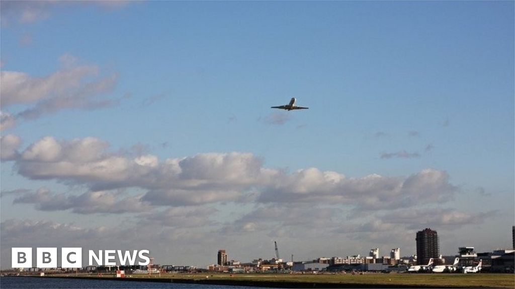 Airport shut as WW2 bomb found in Thames