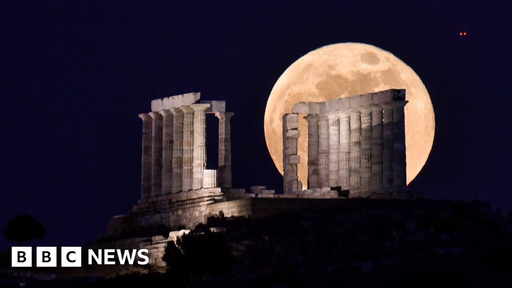 In pictures: Super 'blood' Moon seen around the world