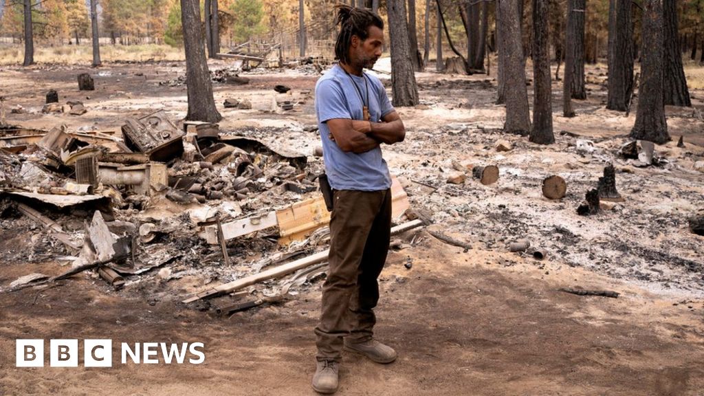 Oregon Bootleg Fire: Evacuations as largest US fire burns 364,000 acres