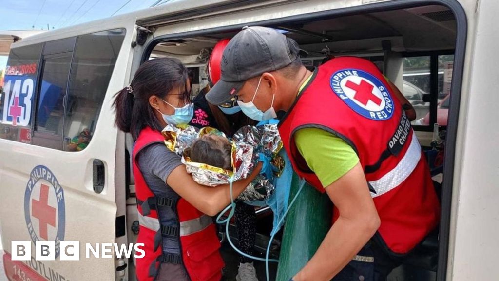 Три годишно момиче беше спасено от свлачище в южните Филипини