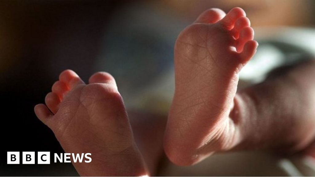 Blackburn father 'twice tried to suffocate baby girl' BBC News(00)