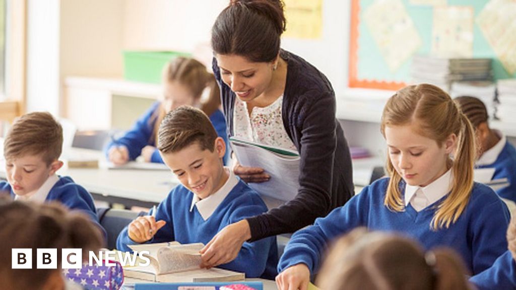 Teacher recruitment a 'significant challenge', say MPs - BBC News