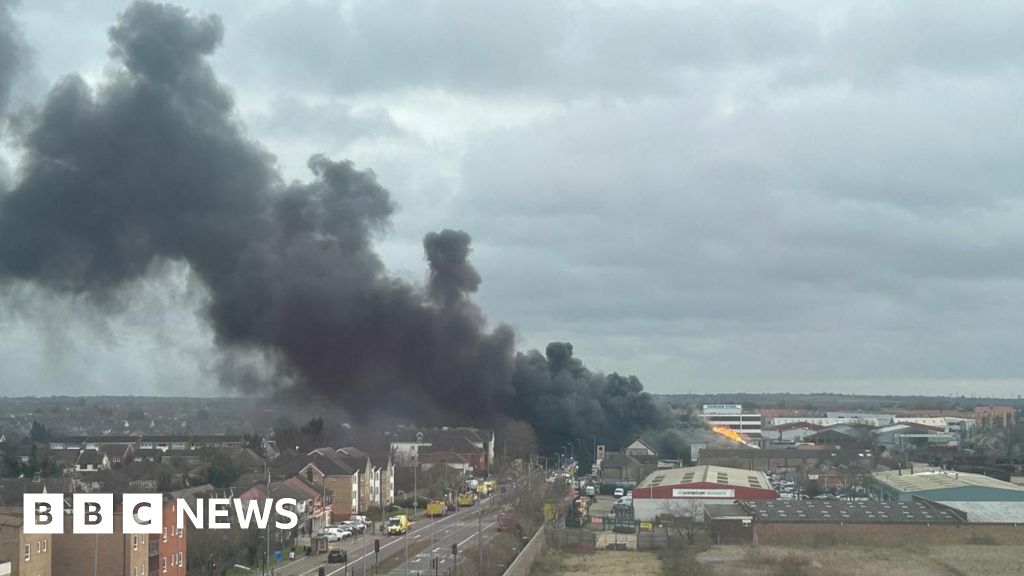 Rainham: Firefighters tackle warehouse blaze on New Road