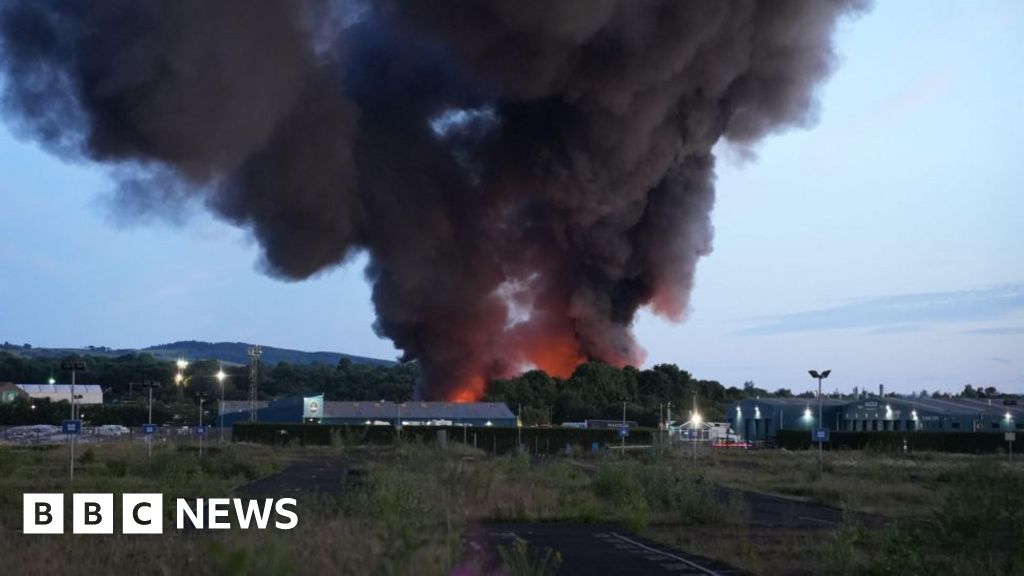 Stay indoors advice lifted for industrial estate fire