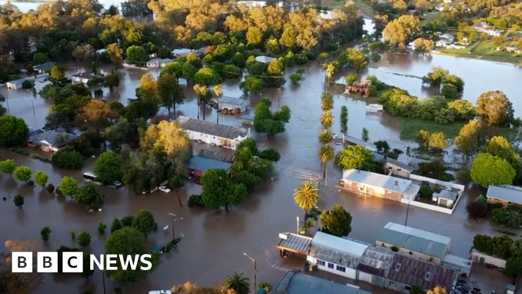 Flash flooding causes Australian river banks to burst