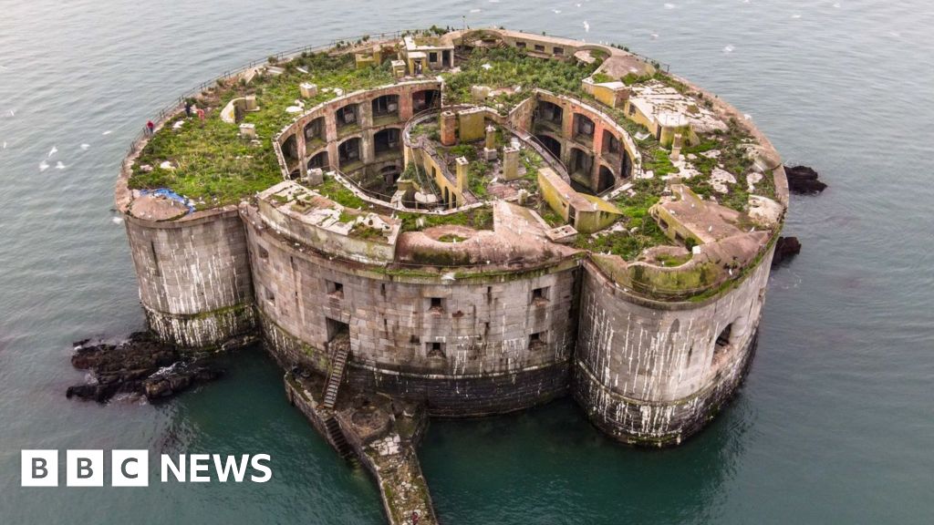 Stack Rock Fort: Victorian island reclaimed by nature