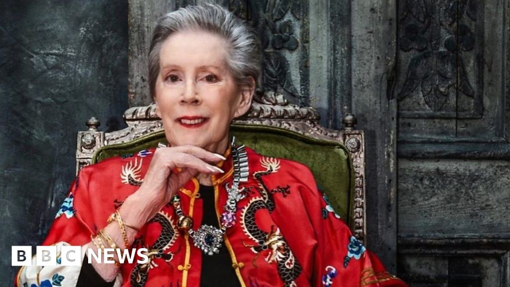 Ex-Vogue model: Lesley, 85, poses for a fashion shoot again