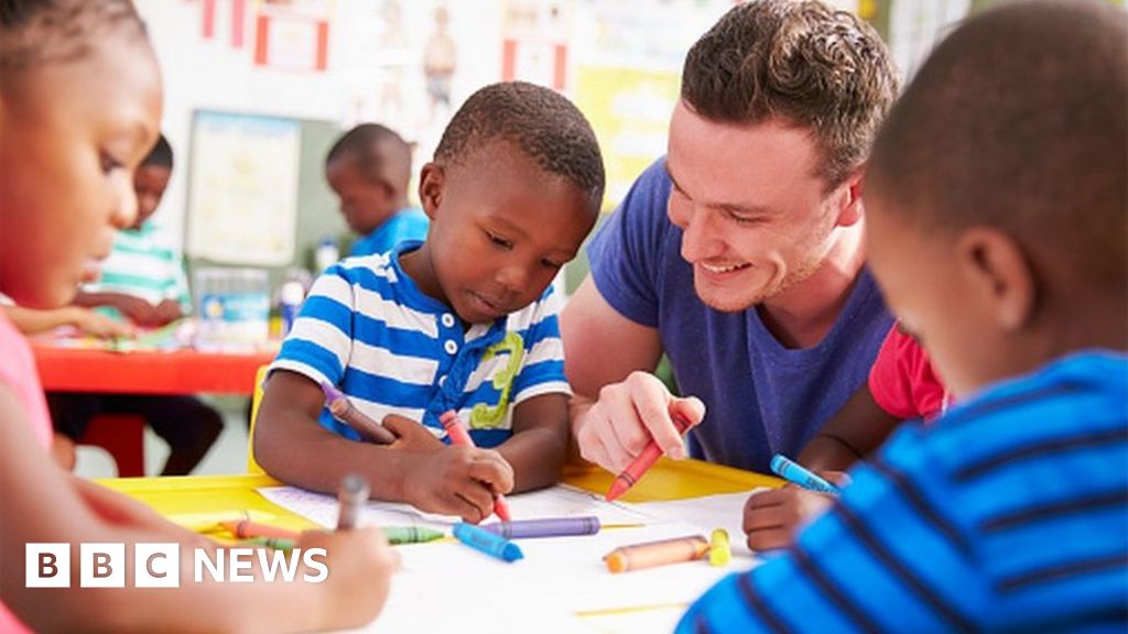 Toddlers 'need early years teachers in nurseries' BBC News