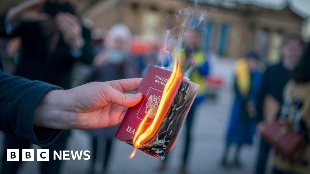 Russian activist sets fire to passport at Ukraine vigil in Edinburgh