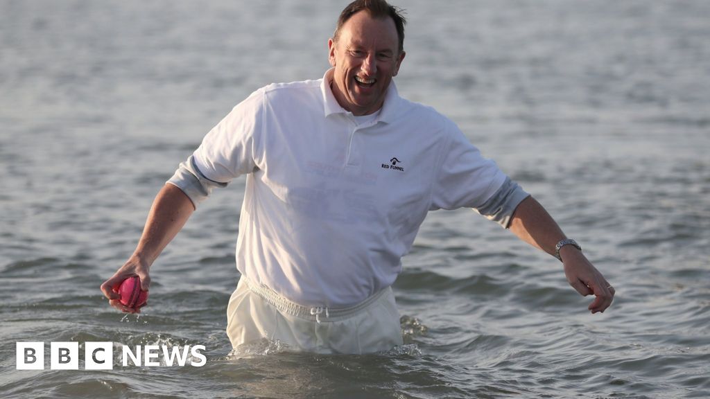 Bramble Bank cricket match adopts pink ball for first time BBC News