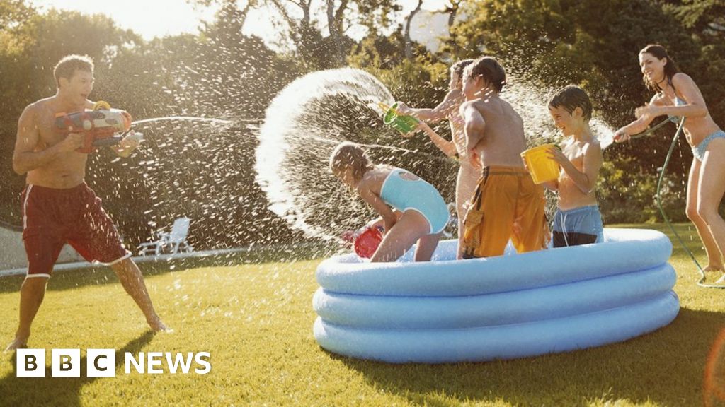 Coronavirus: Public told to cut water use amid surge in lockdown demand