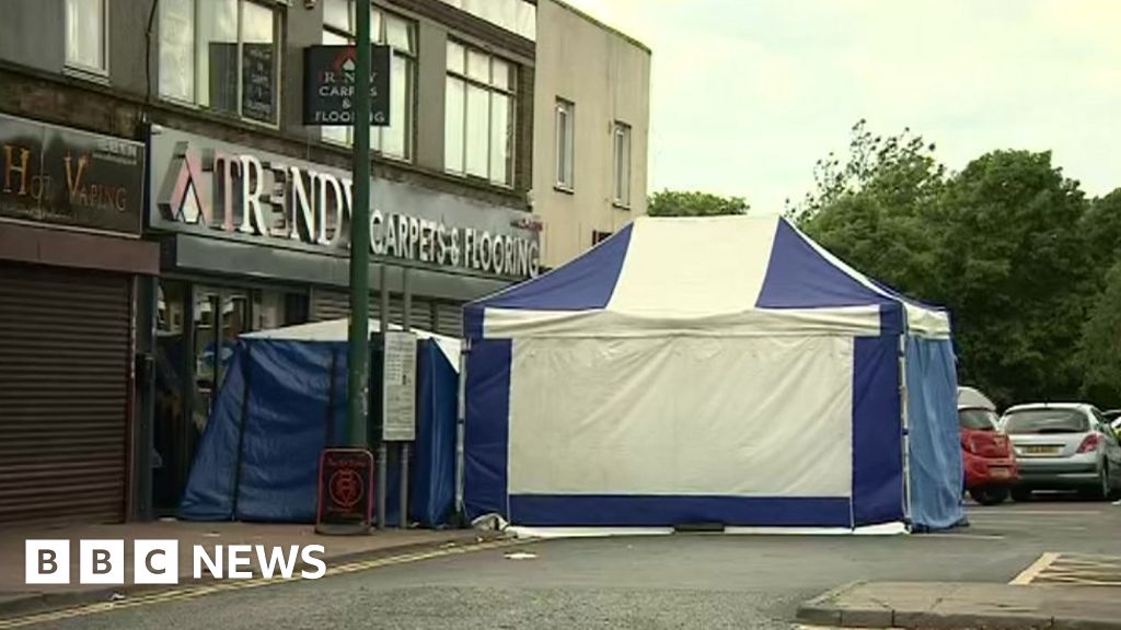 Wednesbury: Murder probe after man's town centre stab death - BBC News