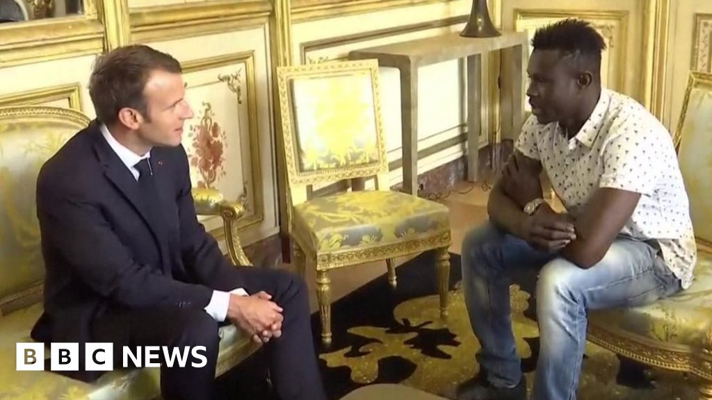 Mamoudou Gassama: Mali 'Spiderman' to be made French citizen - BBC News