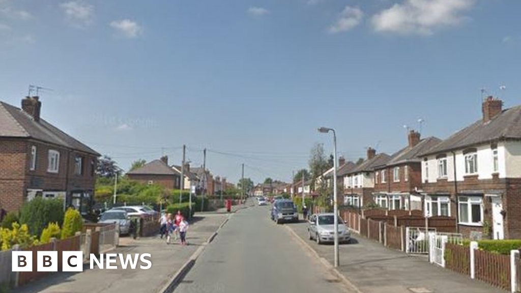 Saltney hit-and-run probe: Three questioned by police - BBC News