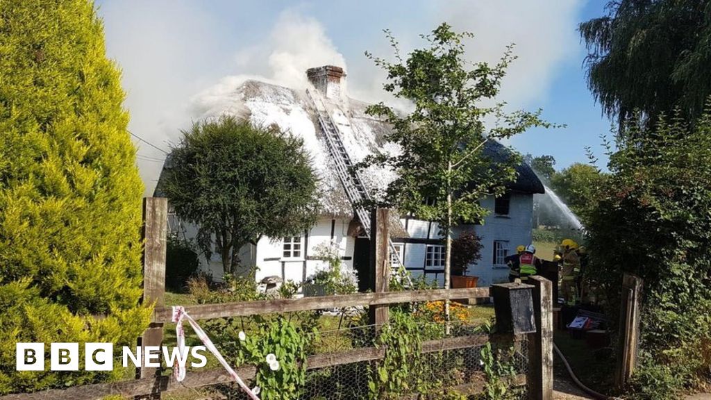 Up To 50 Firefighters Tackle Whiteparish Thatched Cottage Blaze Bbc News