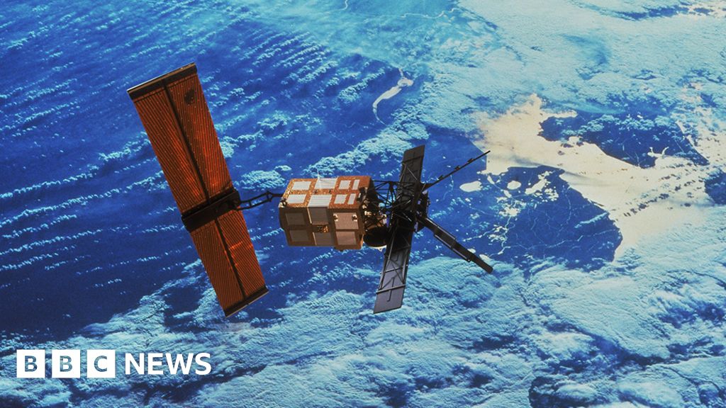 Il satellite di punta europeo ERS-2 brucia sopra l'Oceano Pacifico