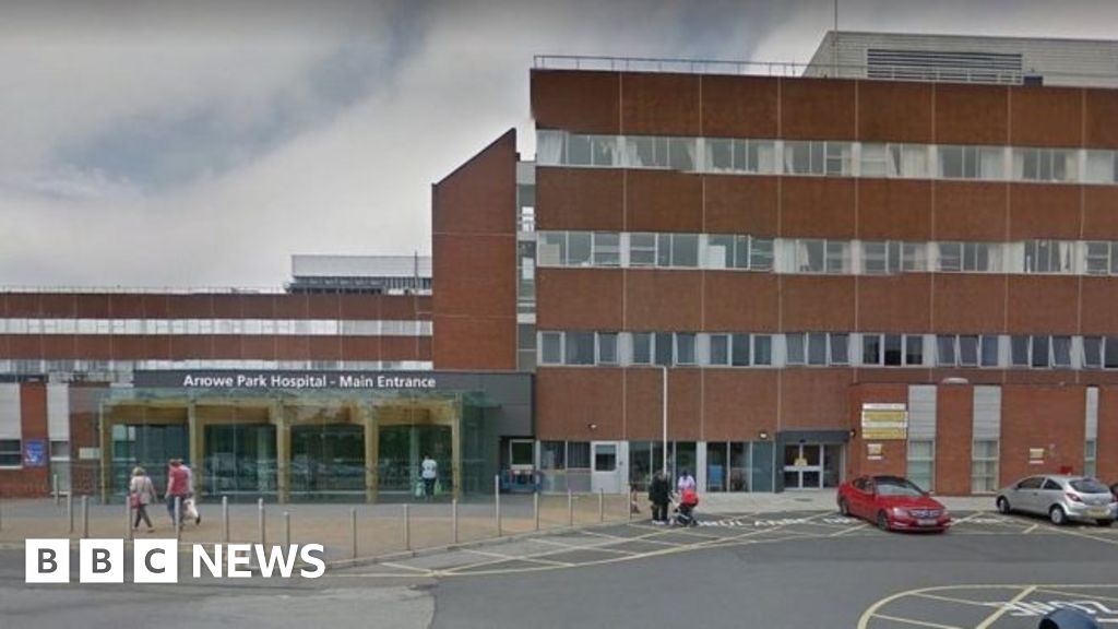 Wirral NHS trust staff 'felt unsupported raising concerns' - BBC News