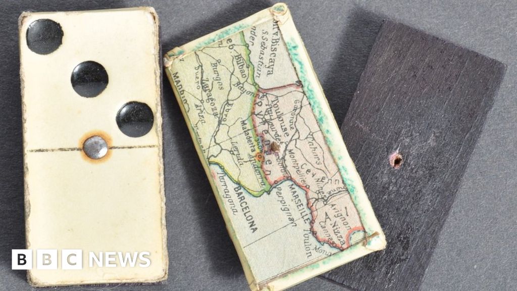 Wartime spy gadgets sell for thousands at auction - BBC News