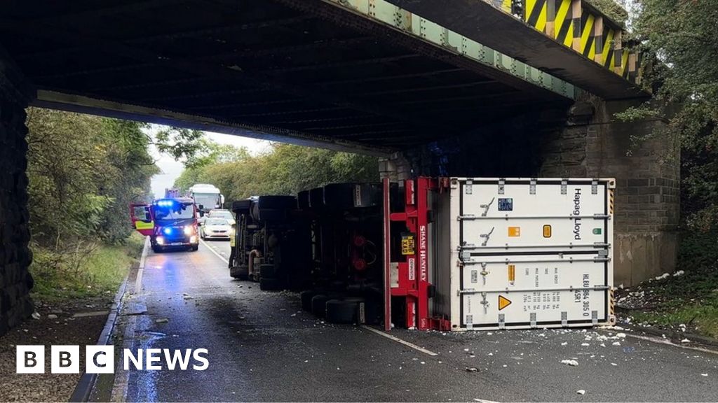 Ackworth crash: Road blocked after lorry strikes bridge