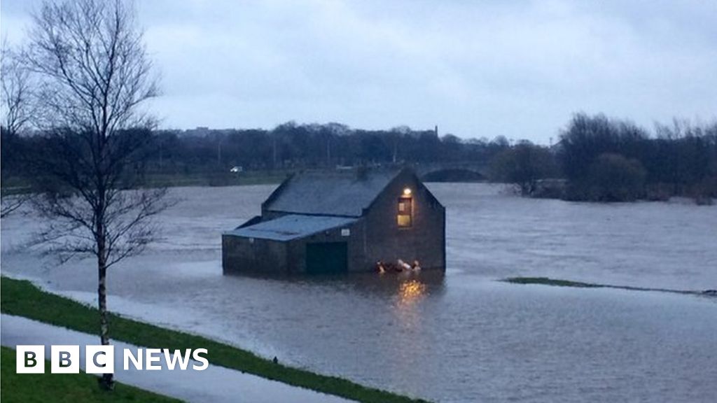 Scottish communities prepare for more floods - BBC News