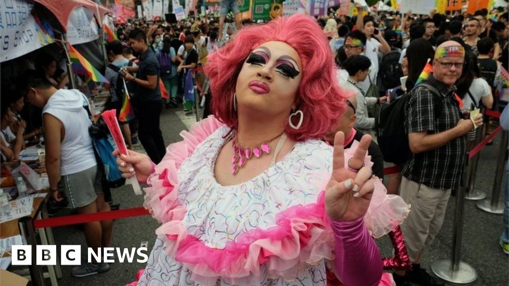 Taiwan gay pride: Thousands throng Taipei streets - BBC News