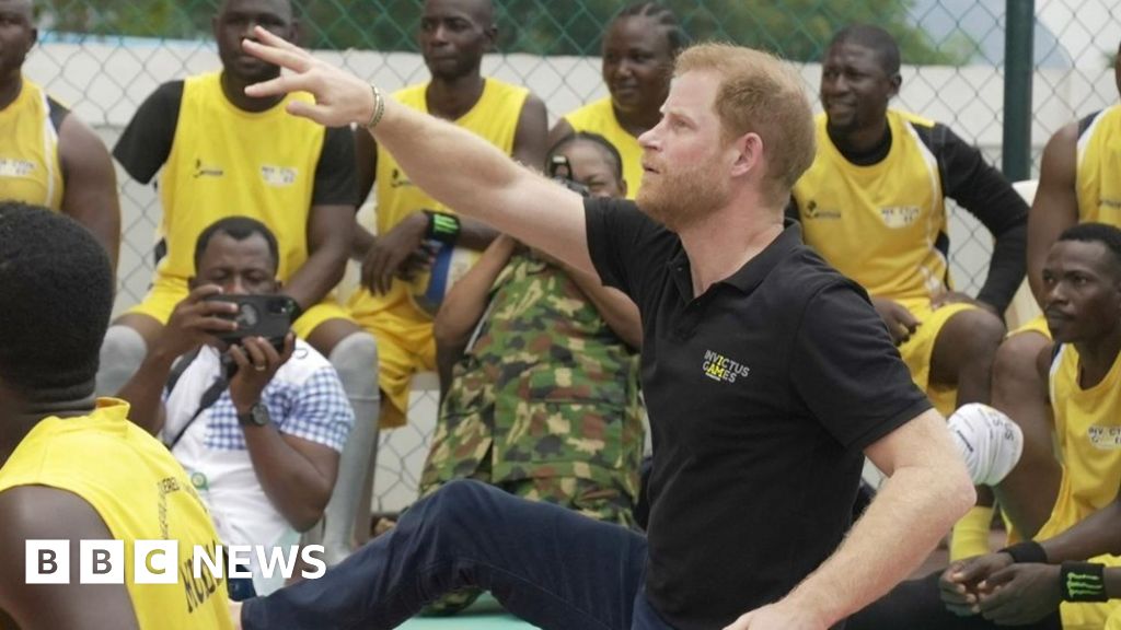Prins Harry speelt volleybal tijdens een bezoek aan Nigeria met Meghan