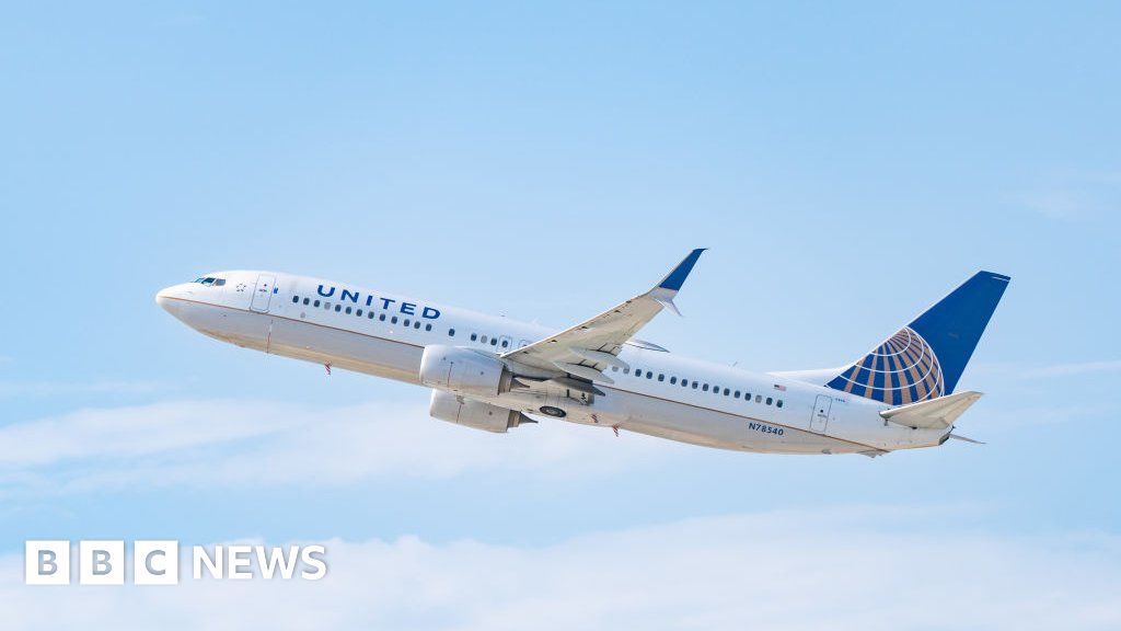 United Airlines Penerbangan 433 mendarat dengan selamat tanpa pelat di Oregon