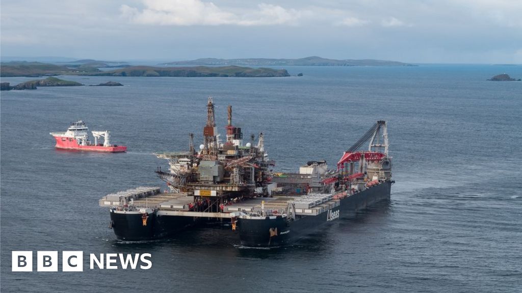 Ninian Northern: Giant oil platform's final voyage ends in Shetland thumbnail