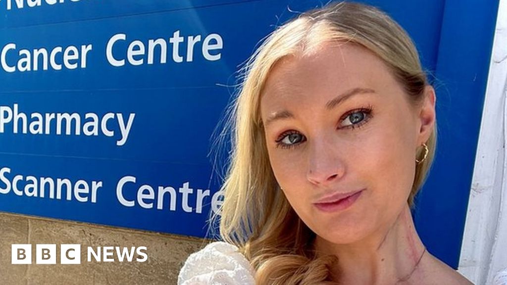 Melanoma: 'Doctors said my cancerous mole was fungus' - BBC