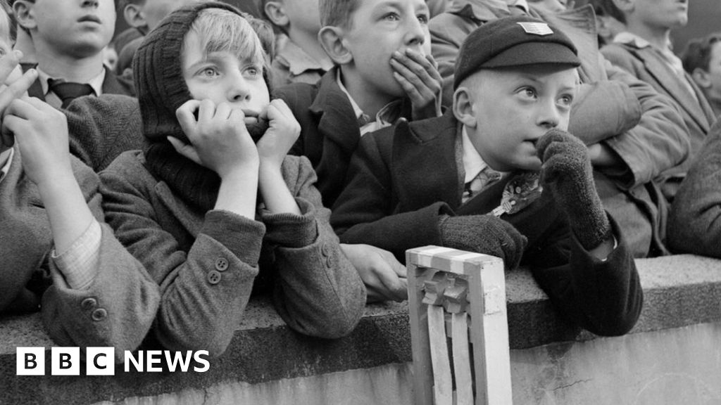 Alfreton Town FC starts dementia group to help with memories - BBC News