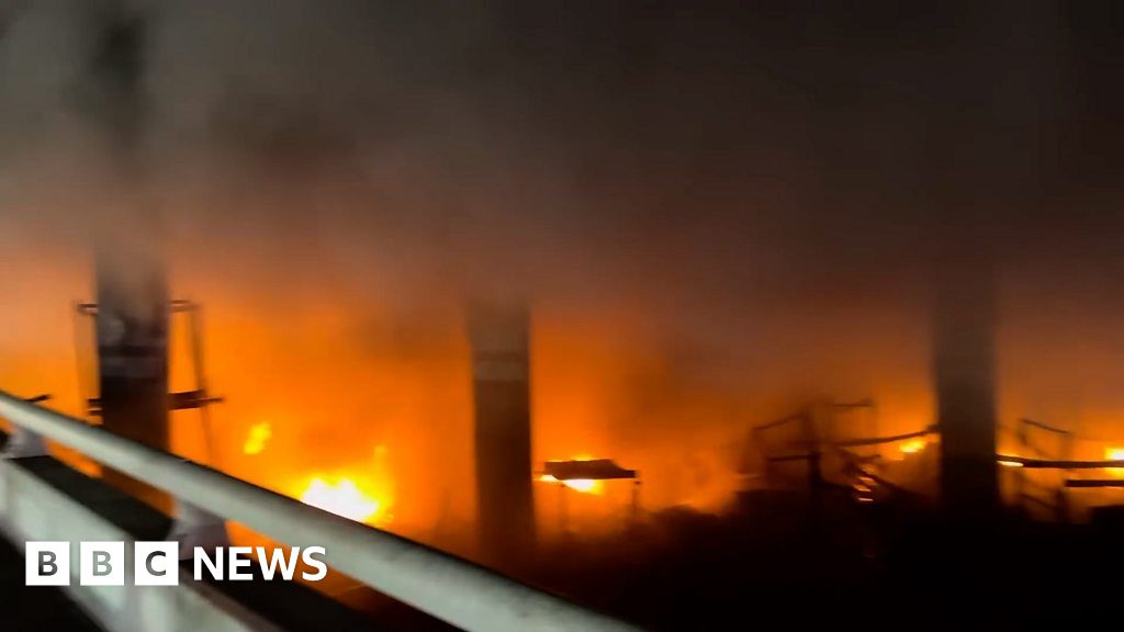 Fire shuts down one of Los Angeles' busiest freeways